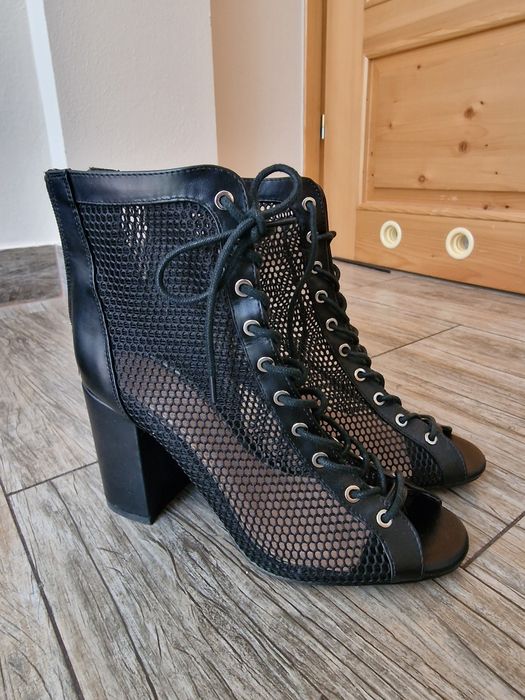 Buty na obcasie czarne wiązane r.40