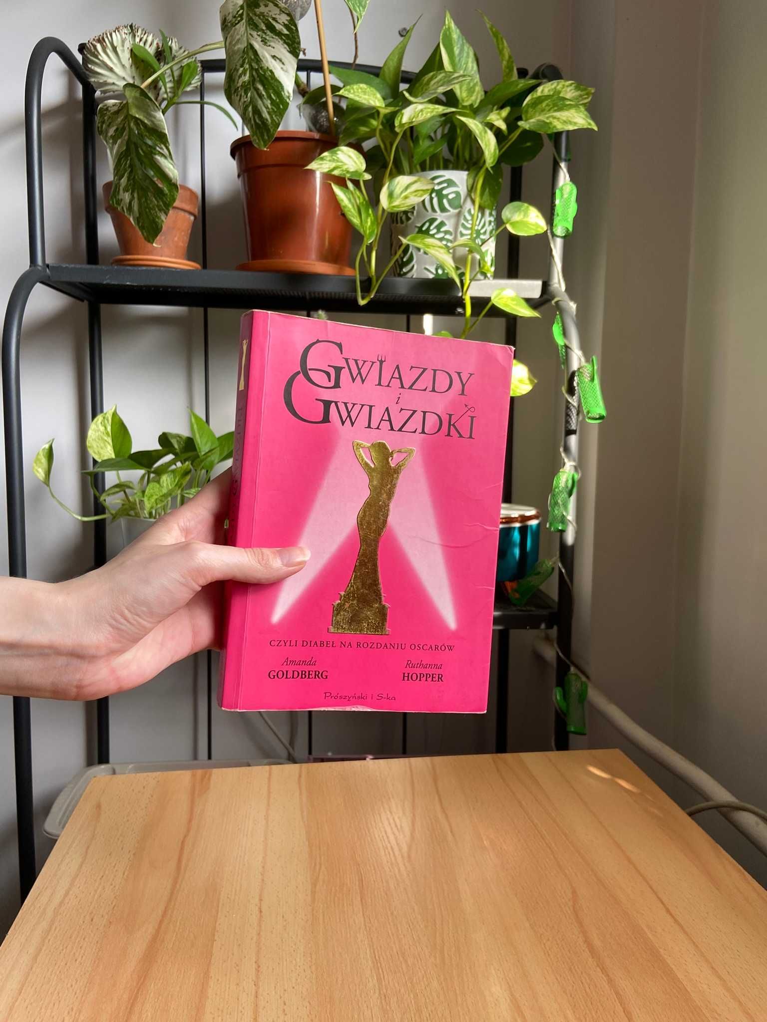 Gwiazdy i gwiazdki Amanda Goldberg, Ruthanna Hopper
