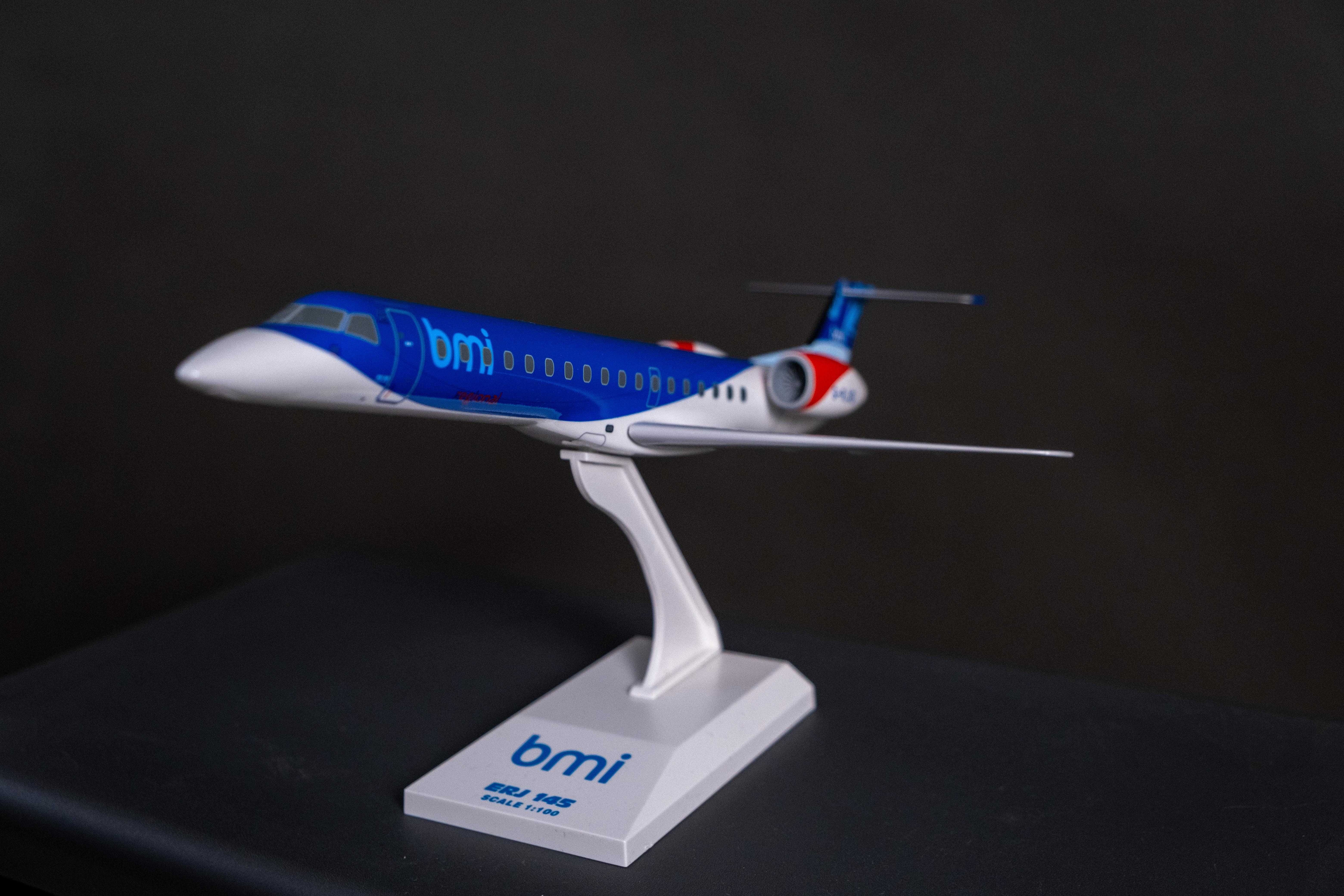 ERJ 145 model z żywicy i plastiku w skali 1:100