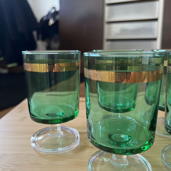 Copos em vidro verde com decoração dourada