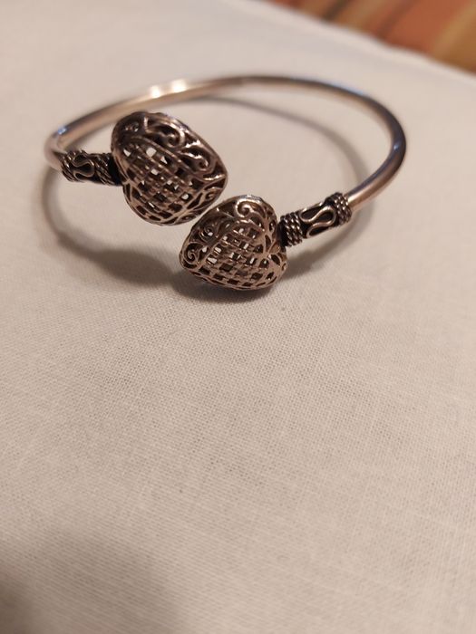Pulseira elegante c/ corações rendilhados.