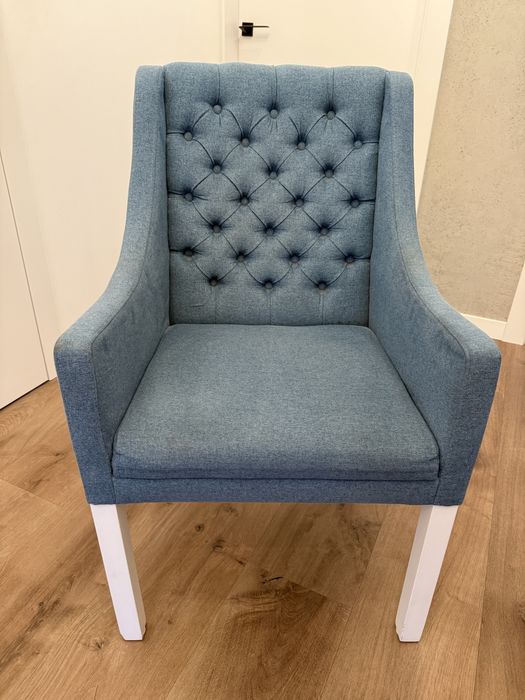 Fotel na białych nogach