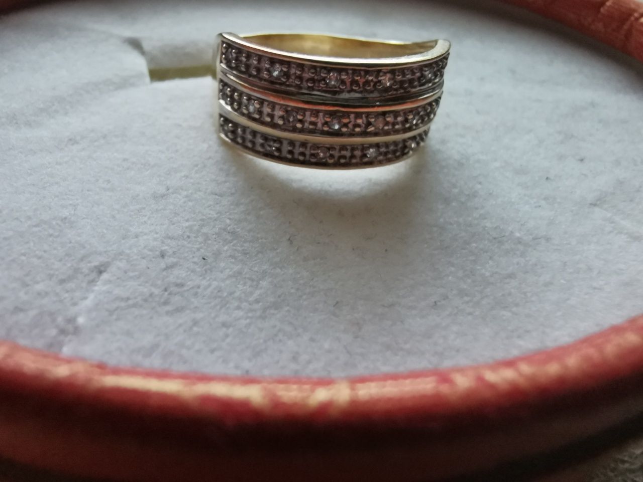 Złoty pierścionek wysadzany brylantami