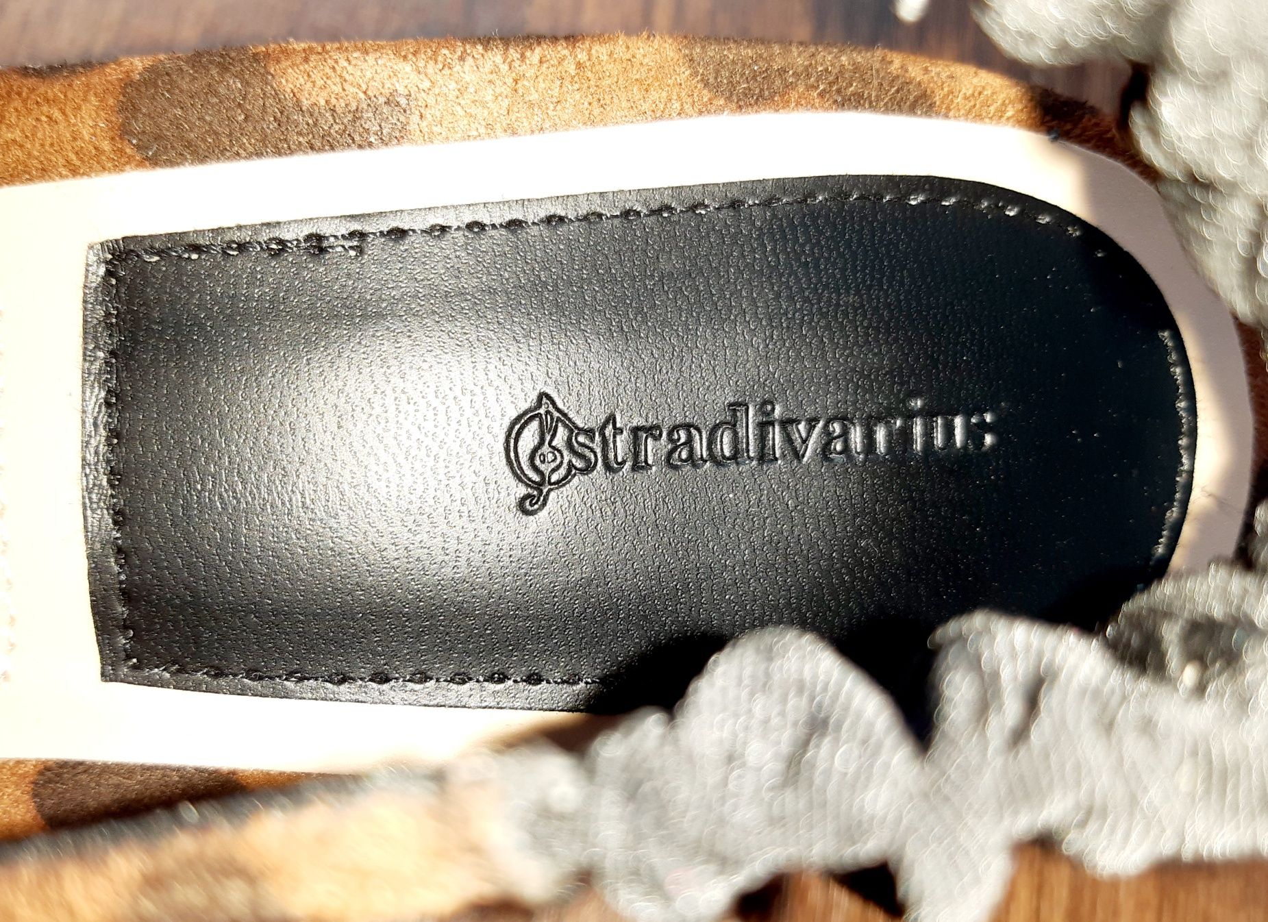 Sapatos senhora, tam. 40 marca Stradivarius - Novos