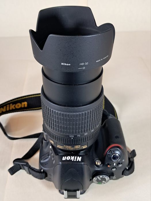 Nikon D5100, разом з об'єктивом NIKKOR 55- 300 мм і фотоспалахом