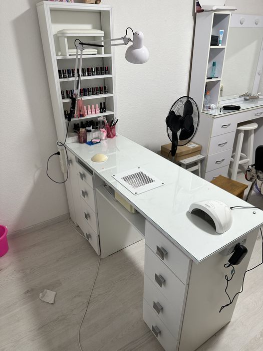 Продам стіл для манікюру з витяжкою