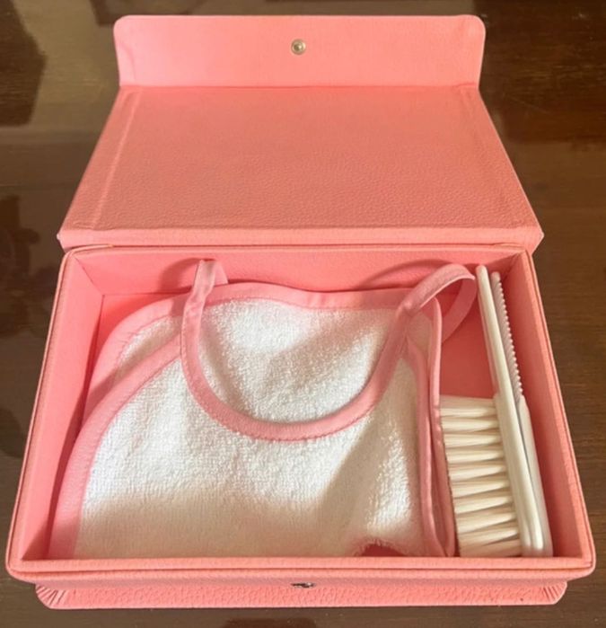 Caixa de bebé com detalhes em prata com acessórios incluidos