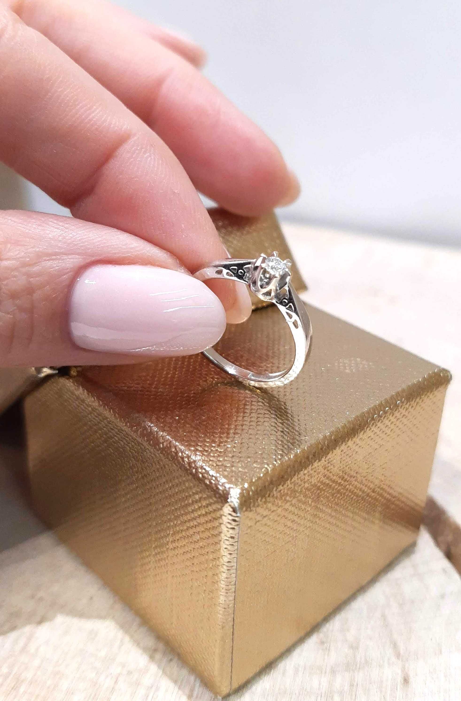 Złoty pierścionek z brylantem r.9 0,07 ct-1,64 g/p.585