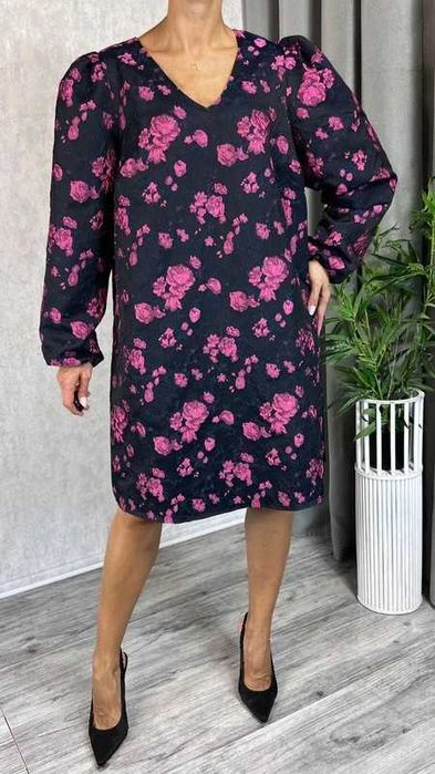 Wyjątkowa sukienka elegancka żakardowa w kwiaty i długie rękawy 46/48