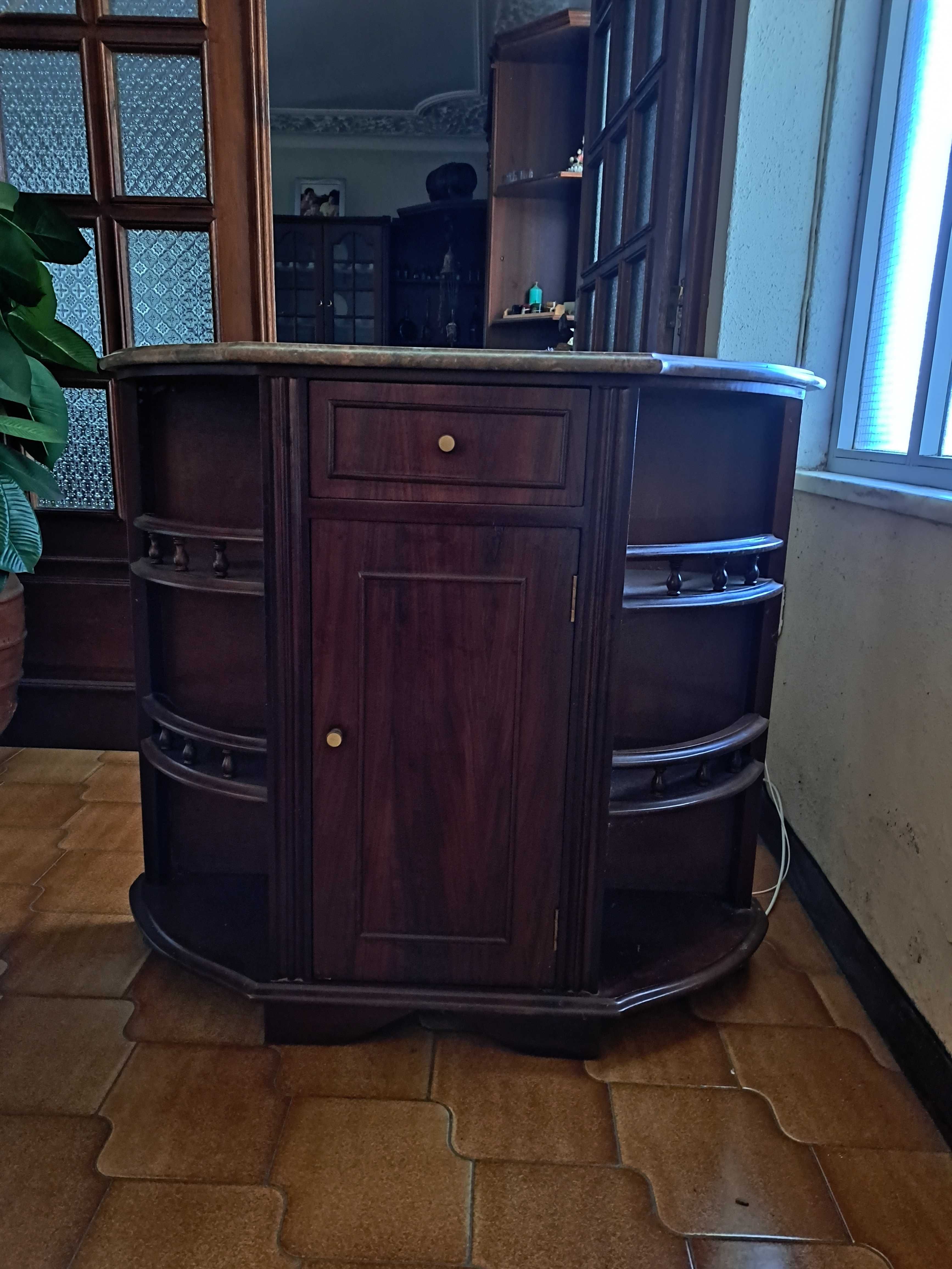 console de madeira e mármore