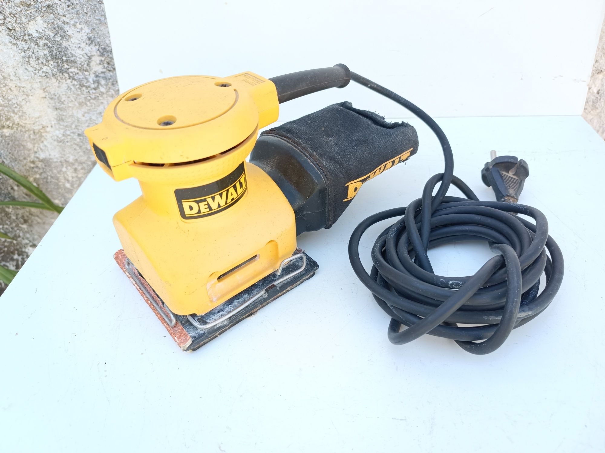 Lixadeira orbital DeWALT - modelo Dw411