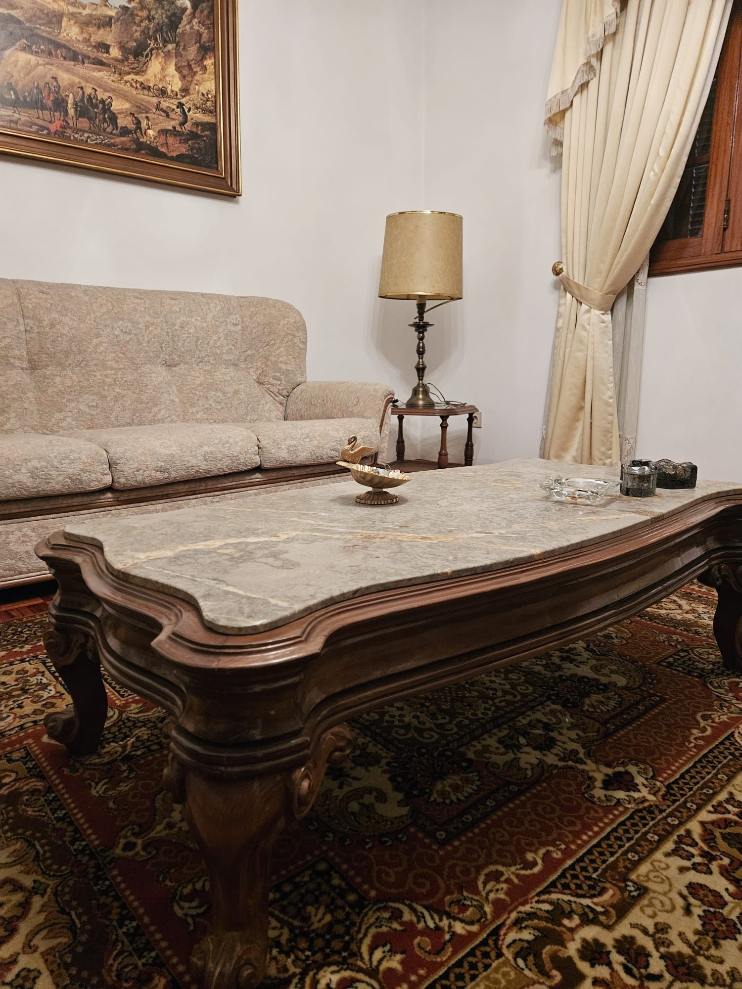Sala de estar sofás, mesa de centro, mesa de apoio e candeeiros