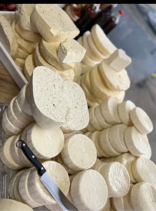 «Натуральні продукти з господарства: бринза, мед і копченості, сало»