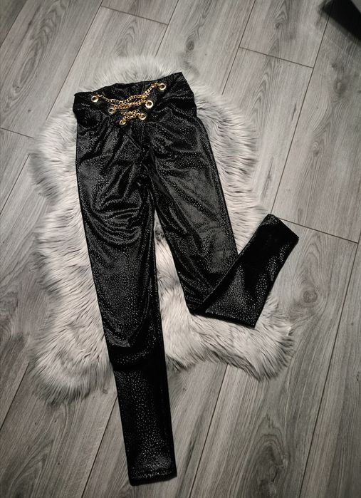 Czarne leginsy połysk eko skóra złote łańcuszki