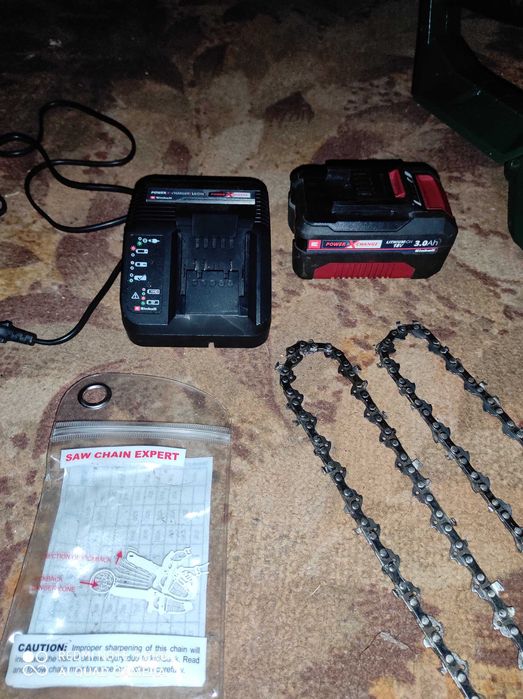 Акамуляторна пила щоточна  18 вольт комплект на фото .