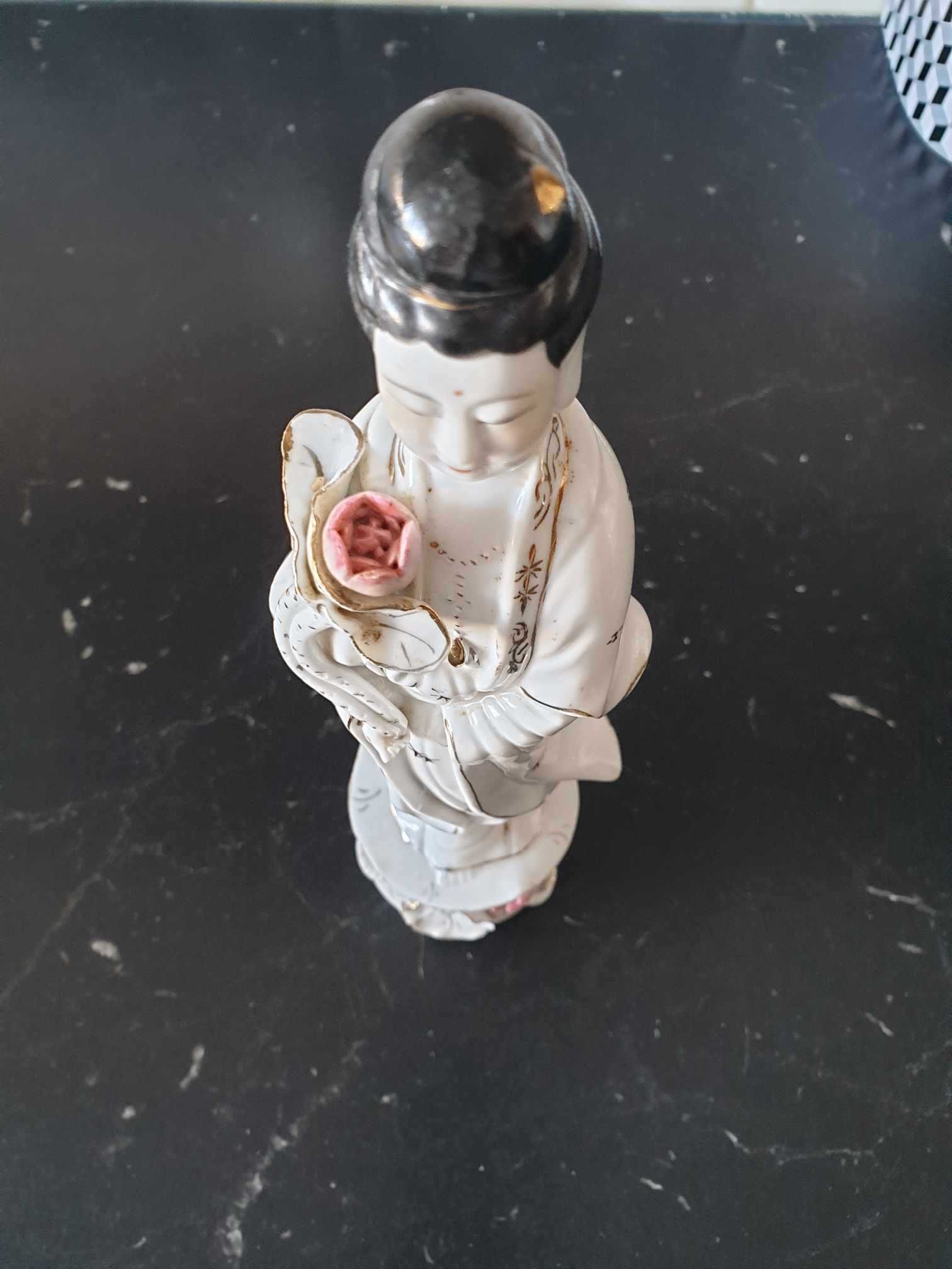 Deusa antiga com flor de lótus