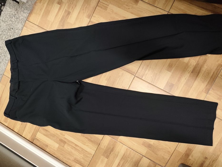 Fato verde escuro quase parece preto