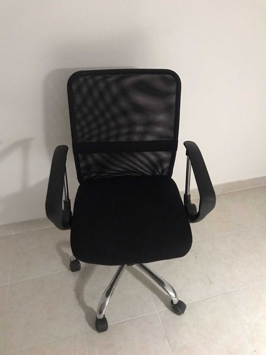 Cadeira de escritório preta.