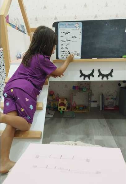 Cama casinha com escorrega e quadro de giz + colchão