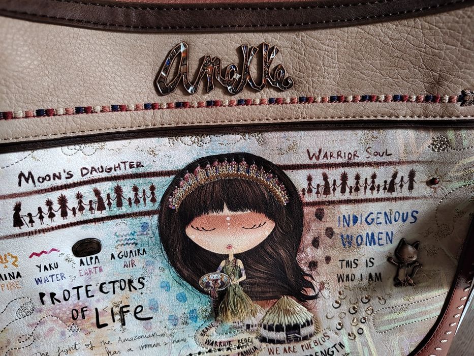 Anekke Menire z brelokiem