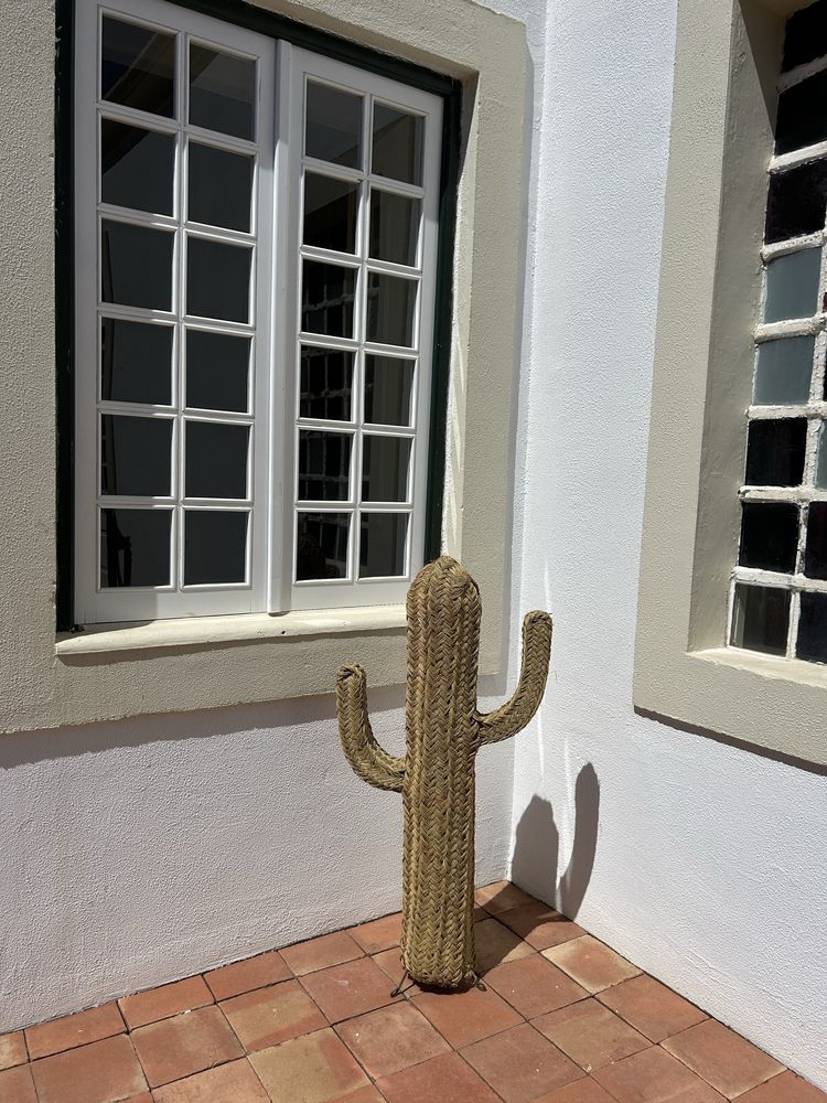 Cacto decorativo em rattan natural – 1,10 m