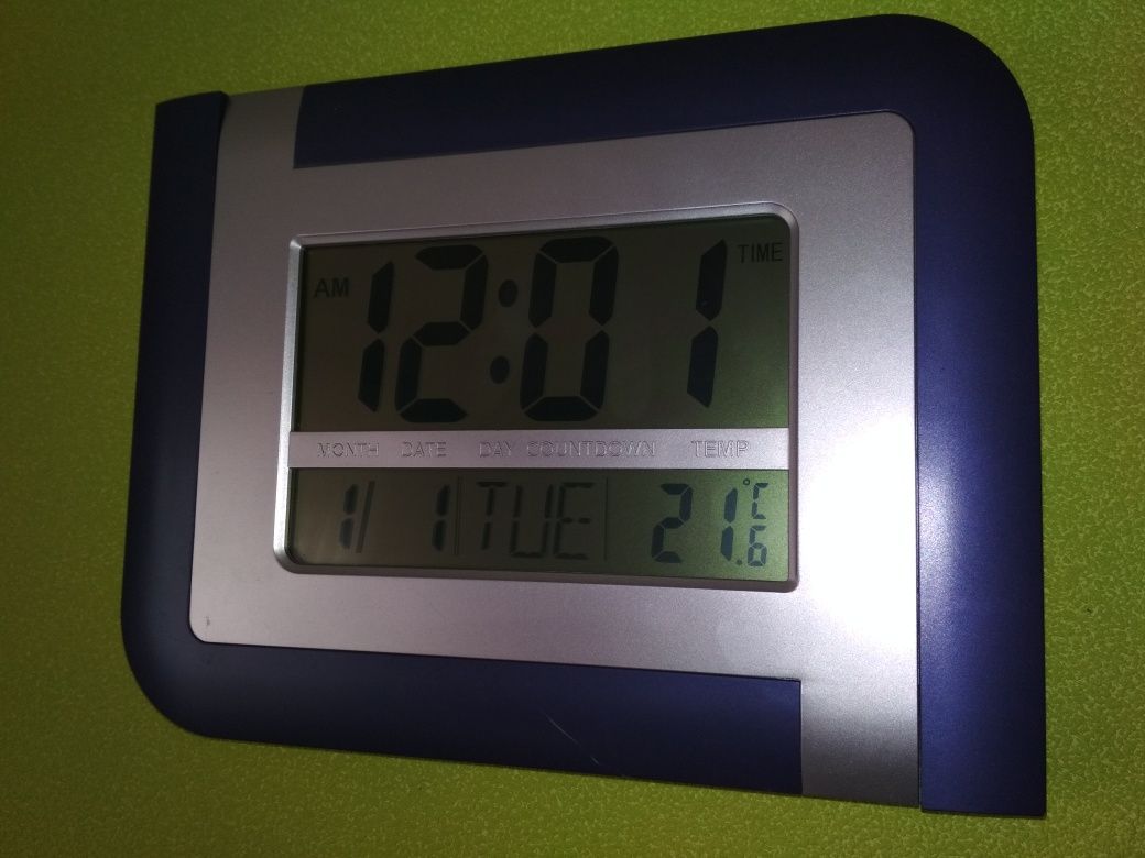 Zegar budzik na baterie