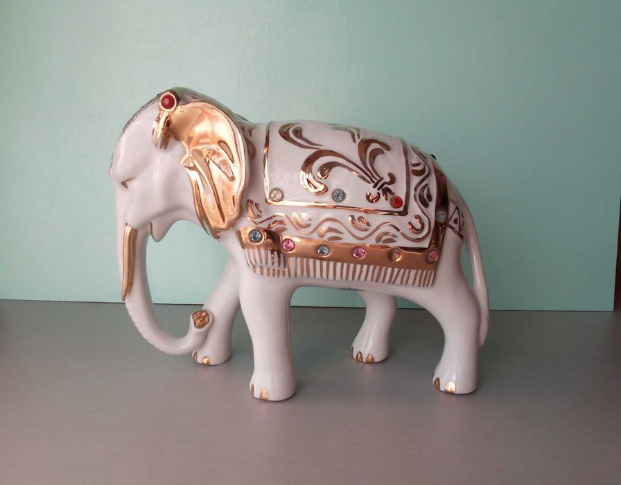 Elefante em porcelana, com pedrinhas de cores, usado