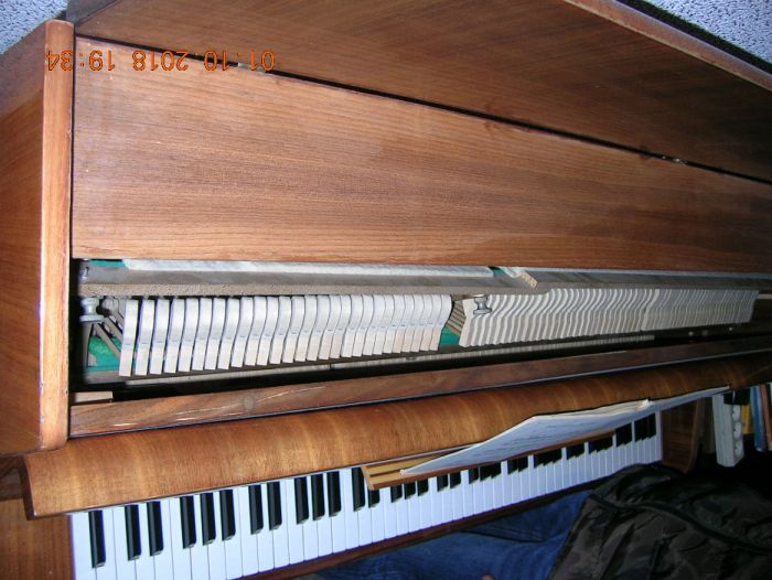 pianino Calisia brązowe zadbane orzech połysk