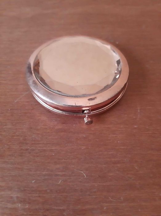 Lusterko kompaktowe okrągłe w kolorze różowego złota