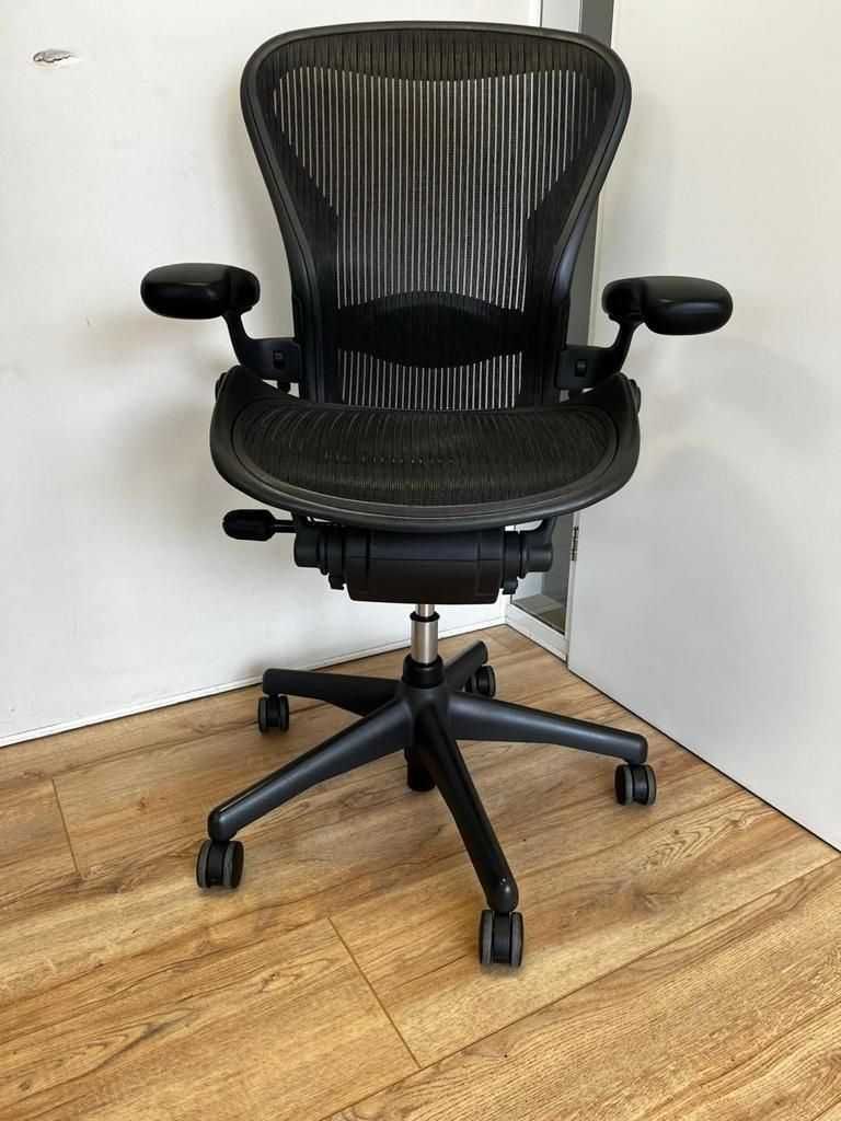 Opção completa Herman Miller Aeron remodelada, com suporte lombar