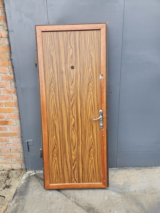 Двері вхідні б.у металопластикові двері вікна мііжкімнатні