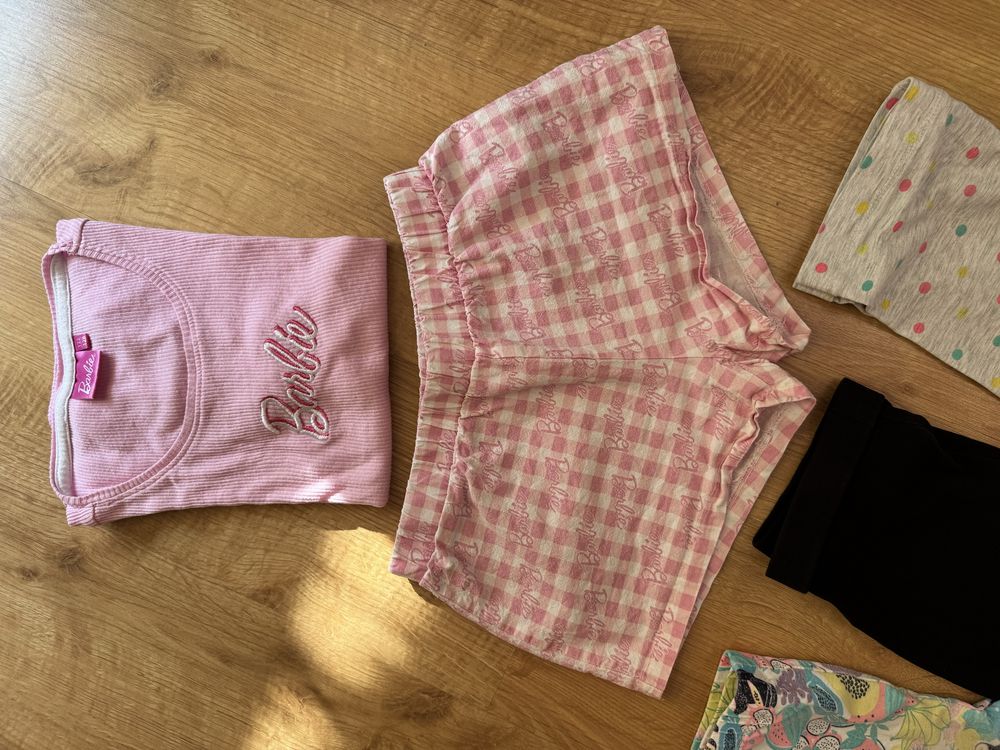 3 pary leginsów 3/4 i letnia piżamka 122/128 Barbie