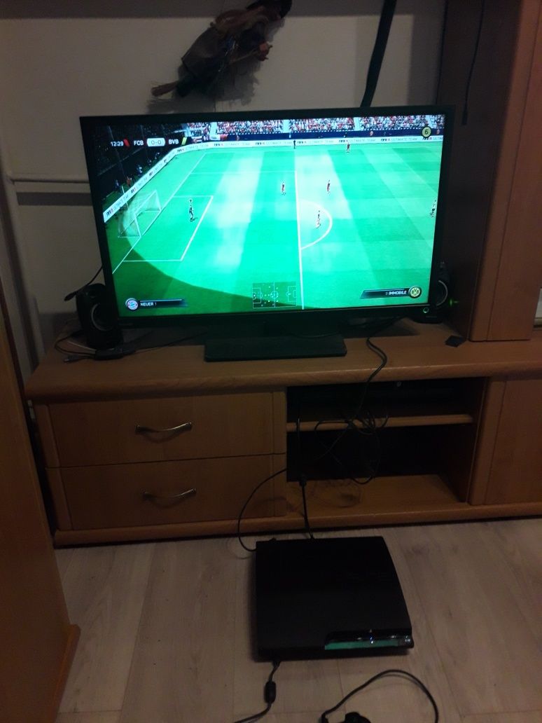 Konsola ps 3 wszytko sprawne fifa 2015  gratis