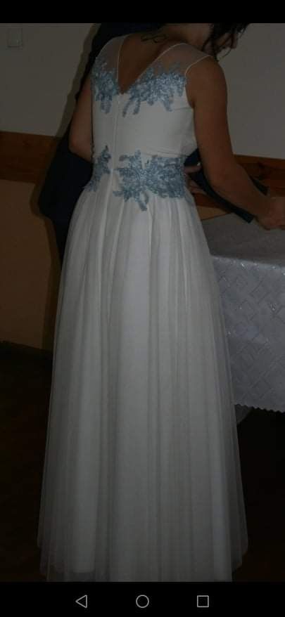 Suknia ślubna z niebieskimi zdobieniem