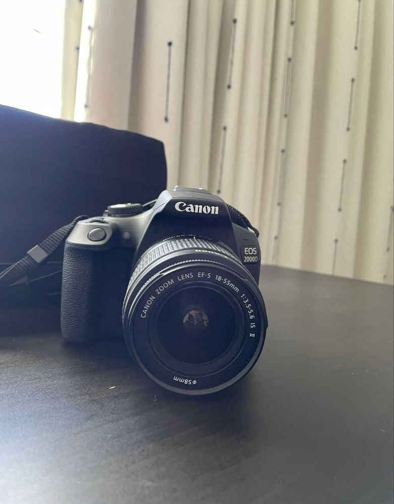 Canon EOS 2000D + lente 18-55 mm f/3.5-5.6