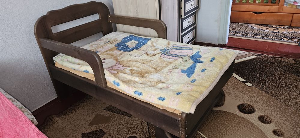 Дитяча дерев'яна кровать