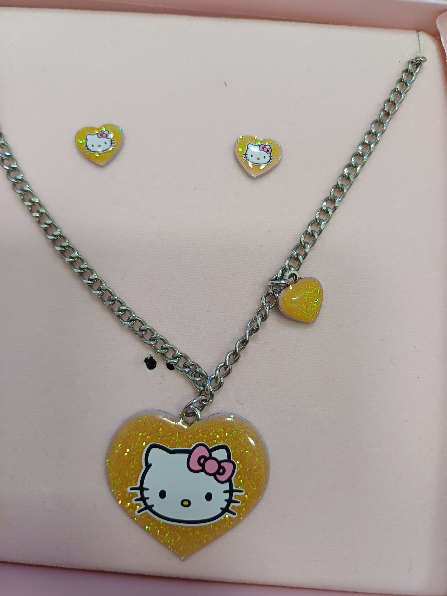 Fio prateado e brincos da Hello Kitty
