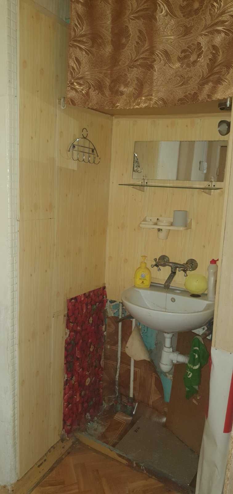 Продам кімнату в гуртожитку. 15 кв.м.Подільський р-н.(Без комісійних)