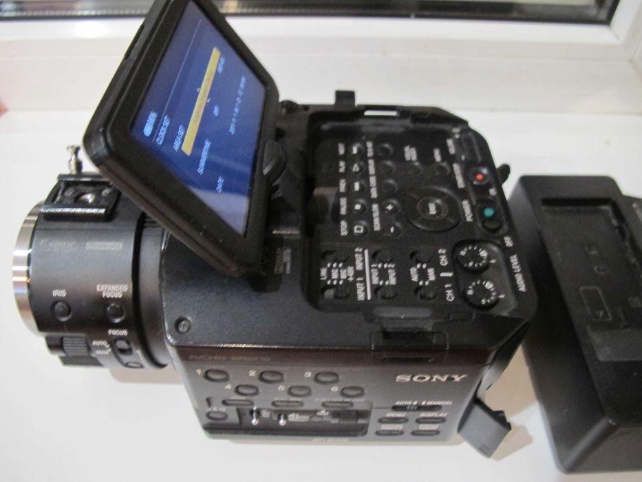 Sony NEX-FS100,  об'єктив Sony 16мм 2.8