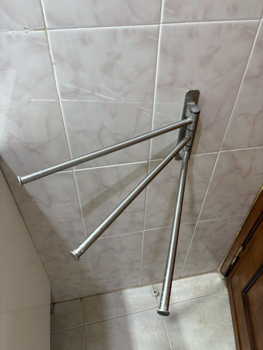 Toalheiro de parede cinzento em ótimo estado