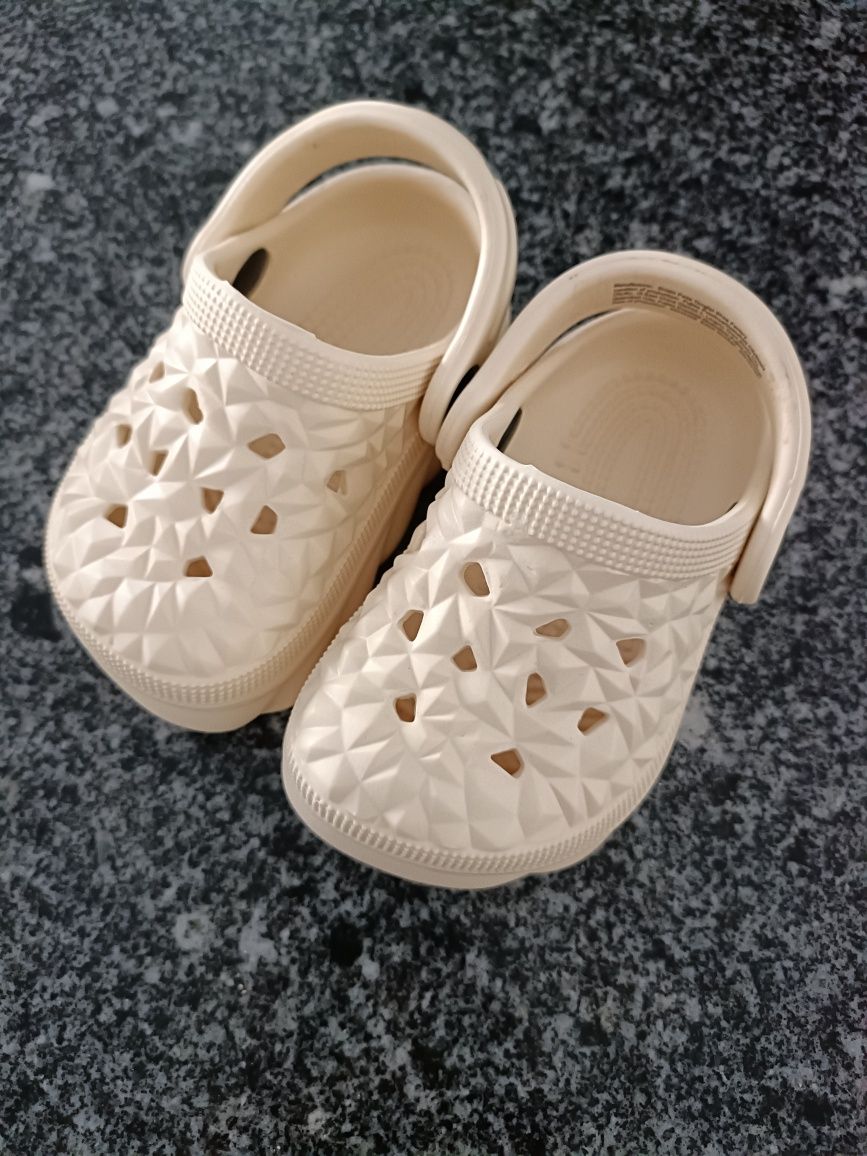 Crocks 18. Novos.