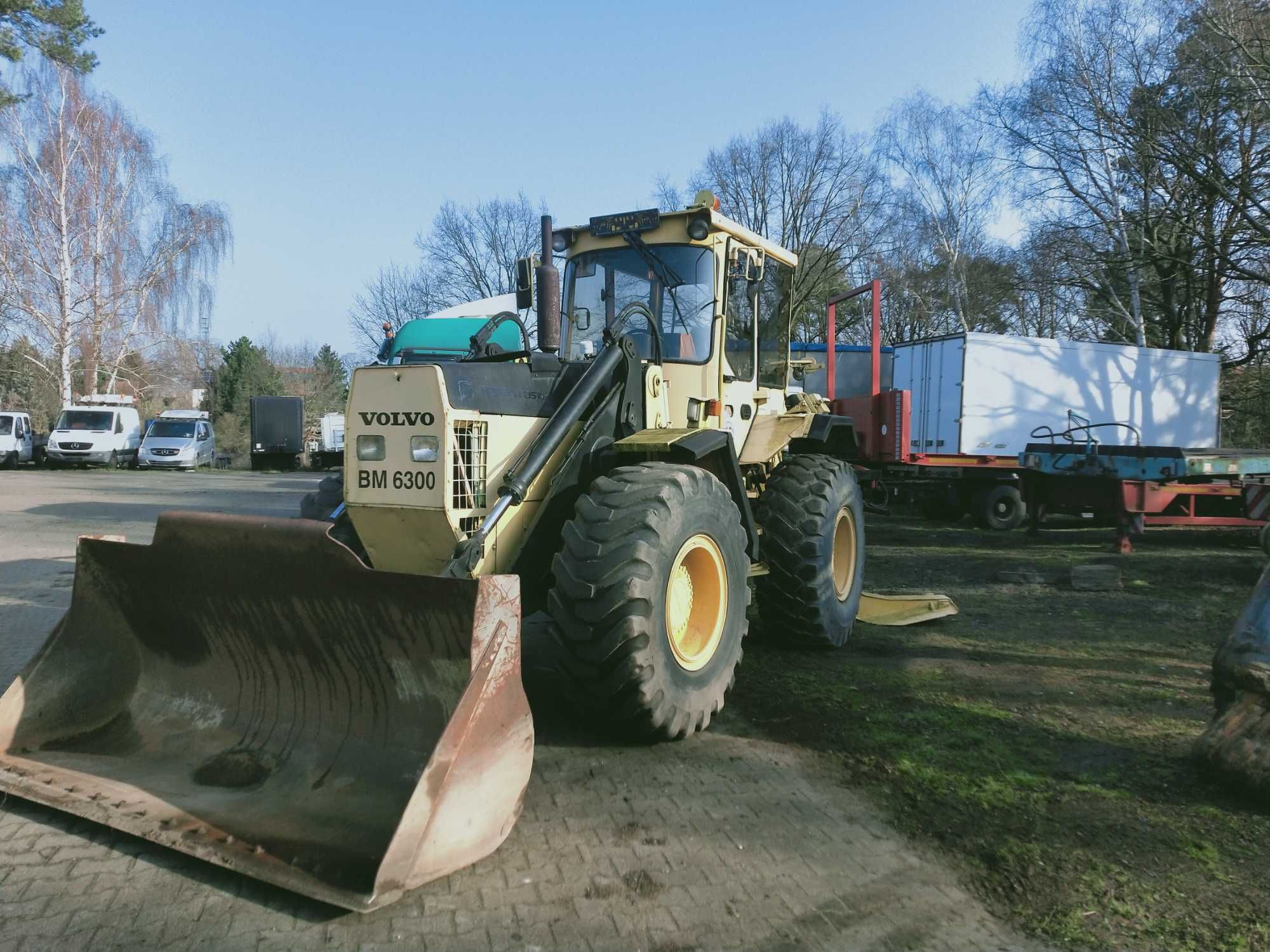 Usługi koparko - ładowarką 10 ton - długość ramienia 5.70 m.