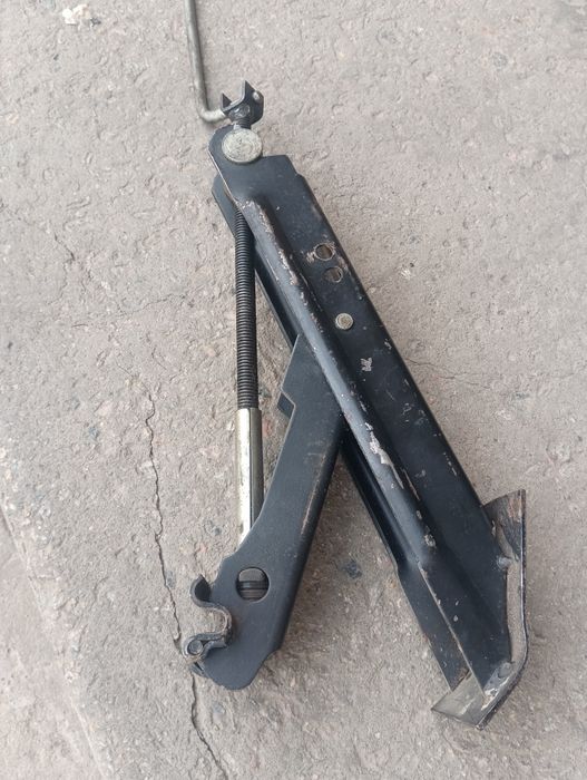 Домкрат на легковий автомобіль