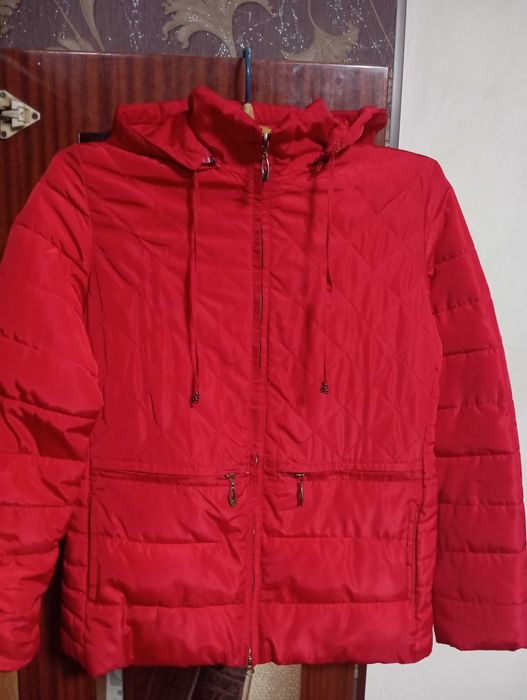 Курточка жіноча червона гарна
