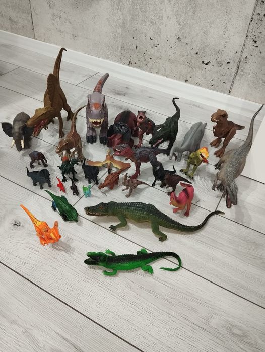 Zestaw figurek dinozaurów, stan bardzo dobry!
