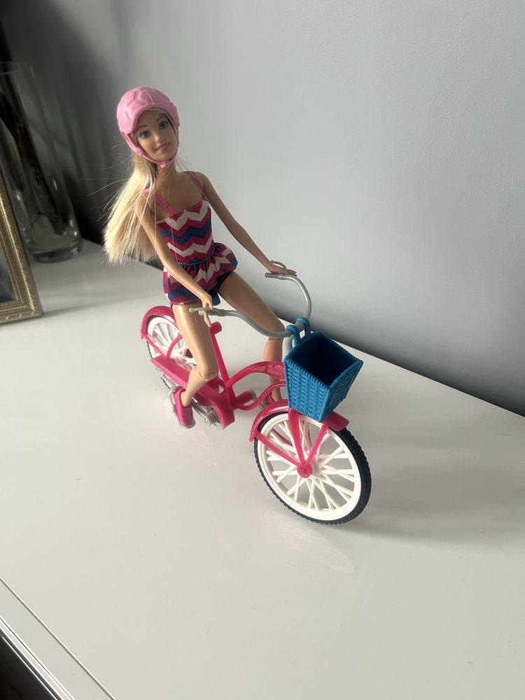 Barbie na rowerze.