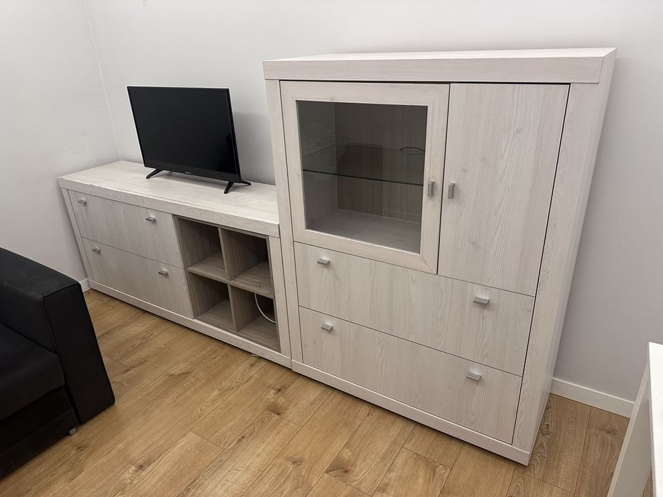 Witrynka z przeszkledniem z LED z litego jasnego drewna