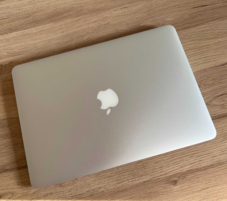 MacBook Air 2016 z oryginalną ładowarką (2 m) i torbą na laptopa.