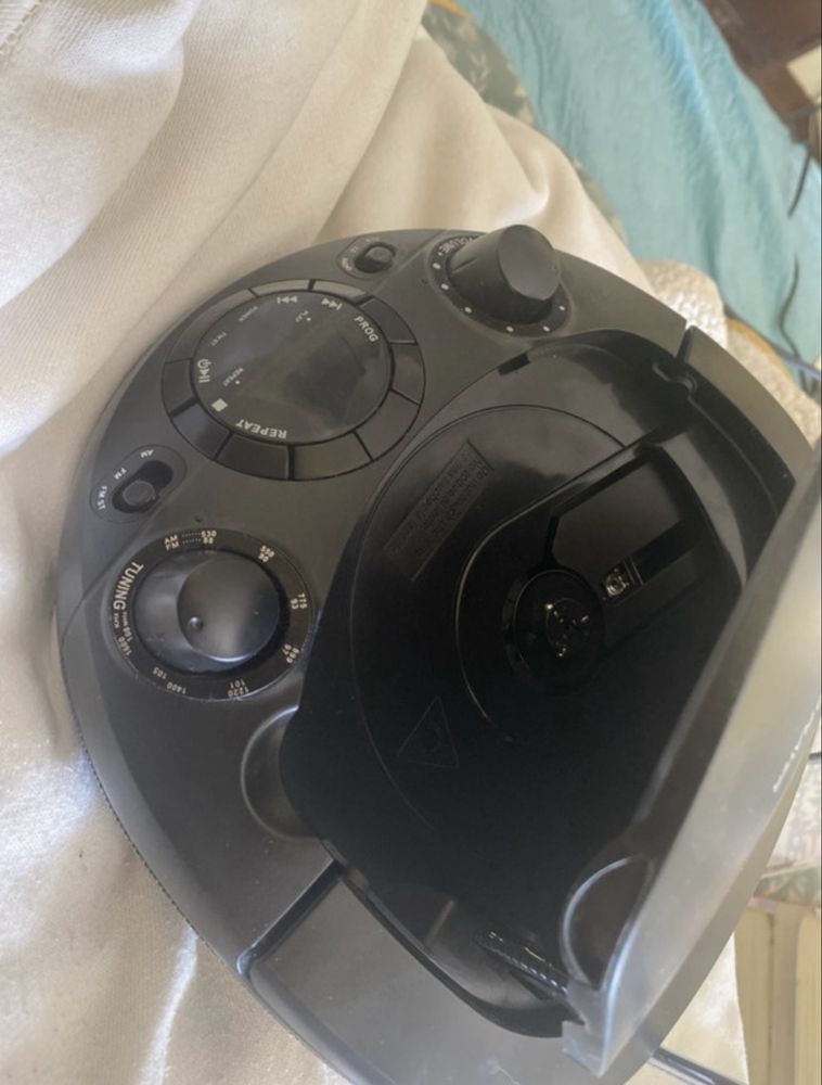 Rádio portátil Kunft com CD Player – Ótimo estado