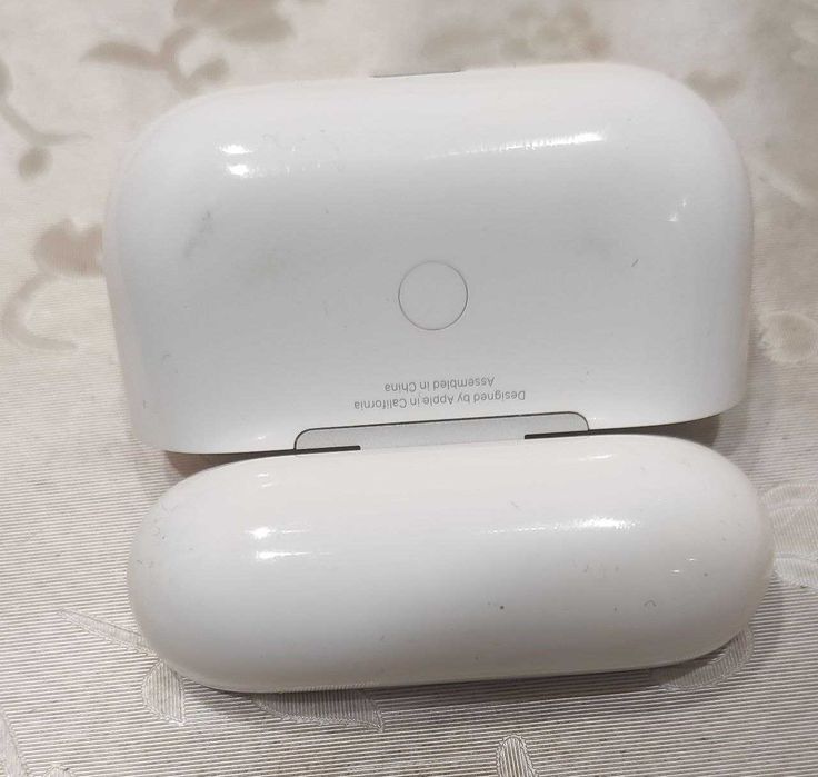 Зарядний кейс для оригінальних навушників Apple AirPods Pro